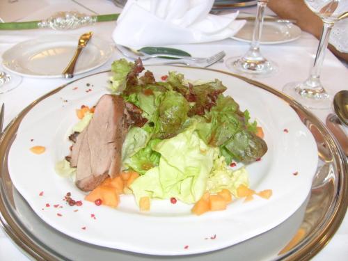 ホテルの敷地内または近くでの食事または食べ物