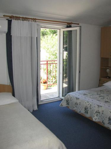 Postel nebo postele na pokoji v ubytování Apartments Šparada Mladen