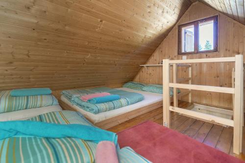 Un pat sau paturi într-o cameră la Chalet Encijan - Velika planina