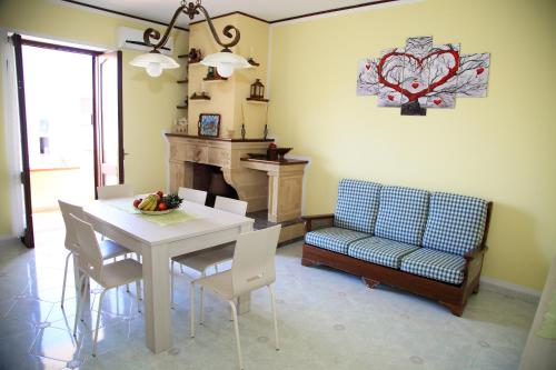 ein Wohnzimmer mit einem Esstisch und einem Sofa in der Unterkunft Sant'Andrea in Tricase