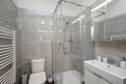 y baño con ducha, aseo y lavamanos. en Prague Center Apartments, en Praga