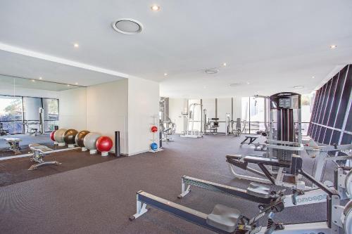 Das Fitnesscenter und/oder die Fitnesseinrichtungen in der Unterkunft Mantra Circle On Cavill