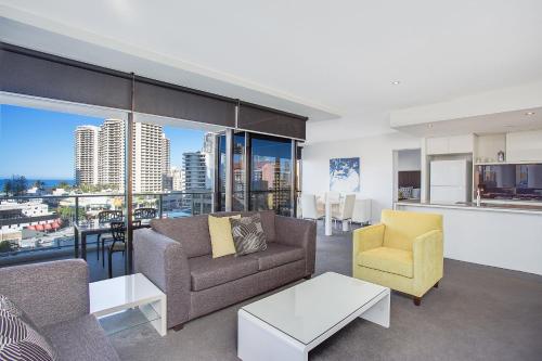 ein offenes Wohnzimmer mit Stadtblick in der Unterkunft Mantra Circle On Cavill in Gold Coast