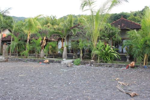 COCONUT BEACH BUNGALOWs & WARUNGにある庭