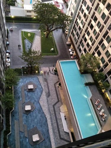 Una vista aérea de una piscina en una ciudad. en The Base Central, en Pattaya central