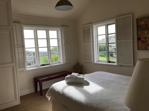 Tempat tidur dalam kamar di Caledonian Inn
