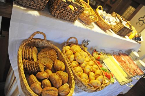 a display of baskets of fruits and vegetables on a table at Pension Olympia in Oetz