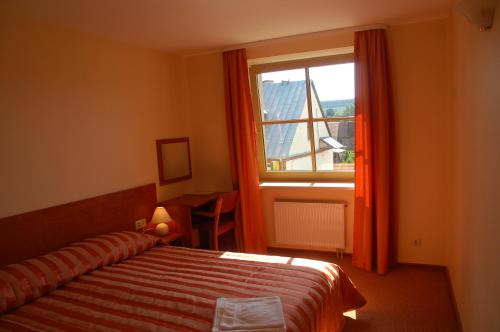 En eller flere senge i et værelse på Hotel-Restaurant Smilga