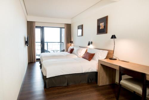 Ένα ή περισσότερα κρεβάτια σε δωμάτιο στο Just Sleep Hualien ZhongZheng