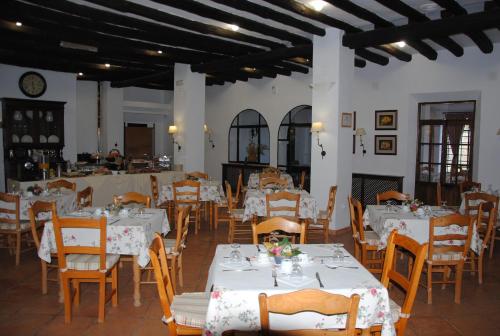 En restaurant eller et andet spisested på Finca Valbono Apartamentos Rurales y Hotel