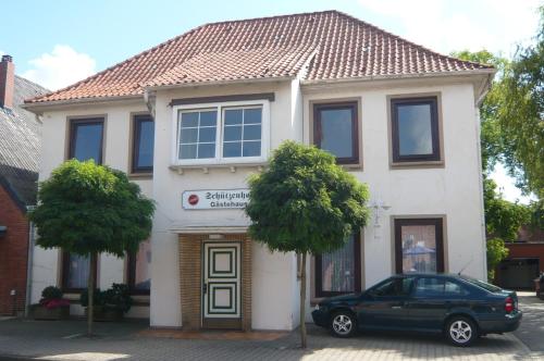 a black car parked in front of a building at Landgasthof Schützenhof Artlenburg in Artlenburg
