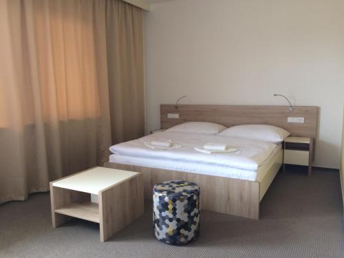 Postel nebo postele na pokoji v ubytování Hotel Devítka