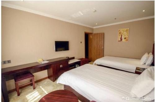 Łóżko lub łóżka w pokoju w obiekcie Jinjiang Inn Xi'ning Municipal Government