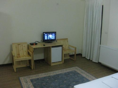 a room with a desk with a television on it at Hotel Marub in Rubik