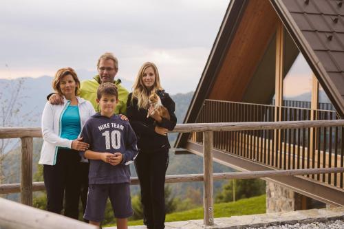 Familia alojada en Eco Chalet AstraMONTANA