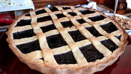 a blueberry pie sitting on top of a table at La Chicca B&B Siena in Siena