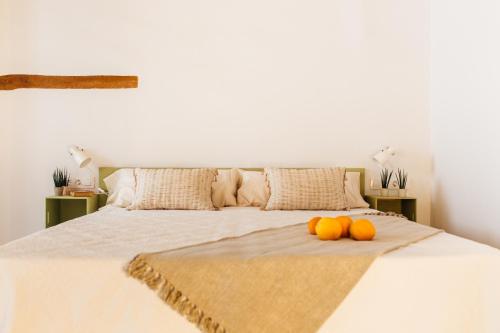 Een bed of bedden in een kamer bij OttoH Charm Stay