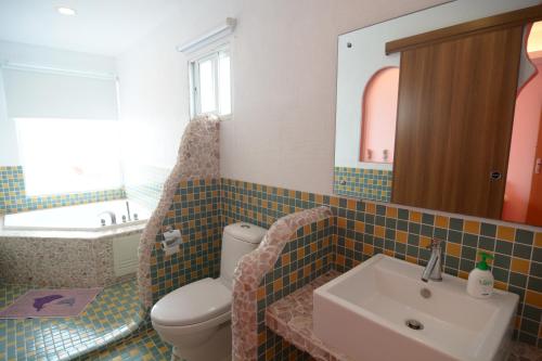 La salle de bains est pourvue d'un lavabo, de toilettes et d'un miroir. dans l'établissement Galilee, à Eluan