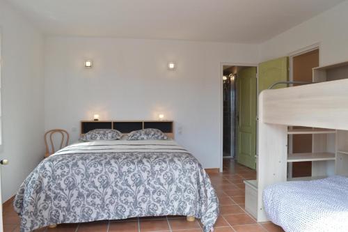 バニュルス・シュル・メールにあるVilla superbe vue sur mer et sur la montagne jardin terrassesのベッドルーム1室(ベッド1台、二段ベッド1組付)