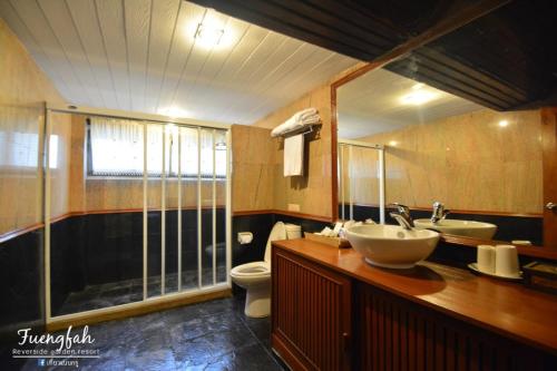 Bilik mandi di Fueng Fah Riverside Gardens Resort