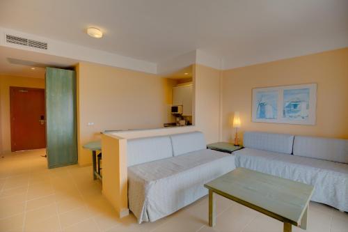 een woonkamer met een bank en een tafel bij SBH Costa Calma Beach Resort Hotel in Costa Calma