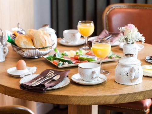オスナブリュックにあるHaus Rahenkampの木製テーブル(朝食用食品、オレンジジュース付)