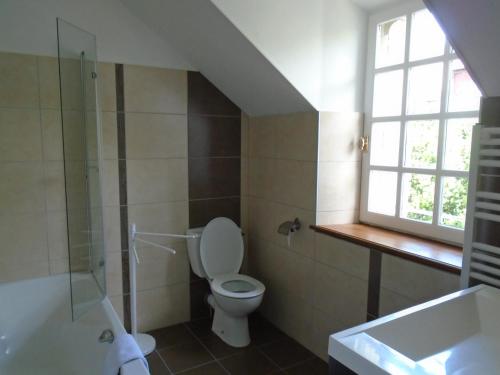 サン・ティレール・デュ・アルクエにあるMaison des Islesのバスルーム(トイレ、シャワー、シンク付)