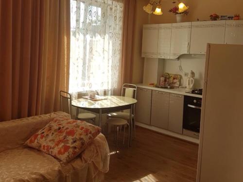 エッセントゥキにあるАпартаменты на улице Пятигорская 24, 2 этажのキッチン(テーブル付)、小さなキッチン(テーブル、椅子付)