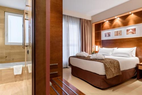 a hotel room with a bed and a shower at Exe León in León