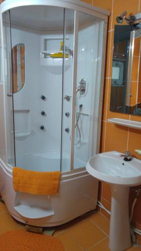 a bathroom with a shower and a sink at Pensiunea La Castel - Piscina incalzita in Costinesti