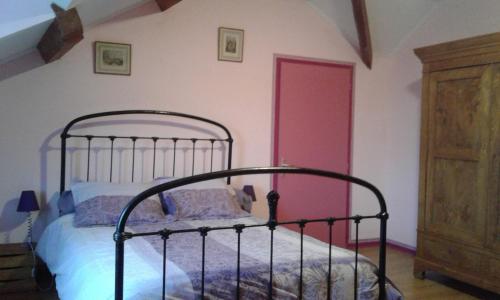 a bedroom with a bed and a red door at Chez Ghislaine in Verdun