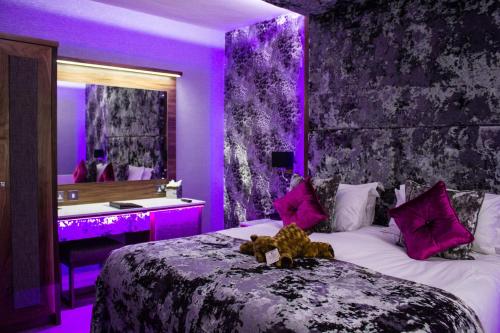 Ein Bett oder Betten in einem Zimmer der Unterkunft The Cranleigh Boutique