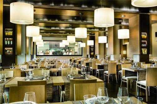 restauracja ze stołami, krzesłami i żyrandolami w obiekcie Hotel Il Cantico St. Peter w Rzymie