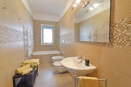 ein Badezimmer mit Waschbecken und Toilette in der Unterkunft Casa Roberta in Monopoli