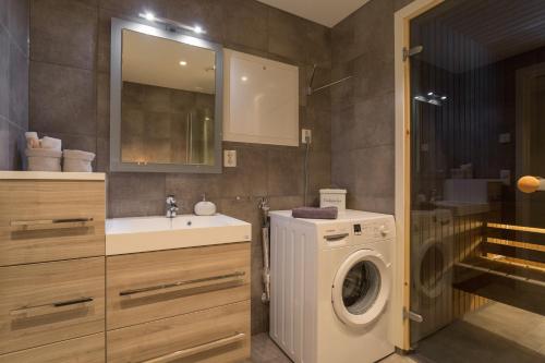 Bilik mandi di GLØD Boutique Apartment