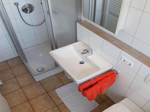 een badkamer met een wastafel en een douche bij Ferienwohnung Amann in Nonnenhorn