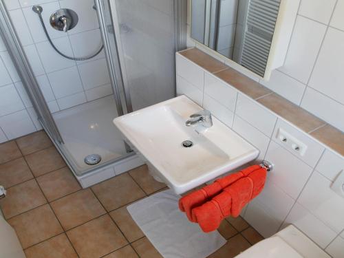 a bathroom with a sink and a shower at Ferienwohnung Amann in Nonnenhorn