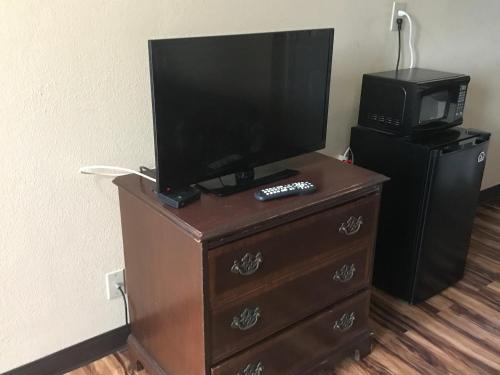 A television and/or entertainment centre at Knights Inn Lumberton