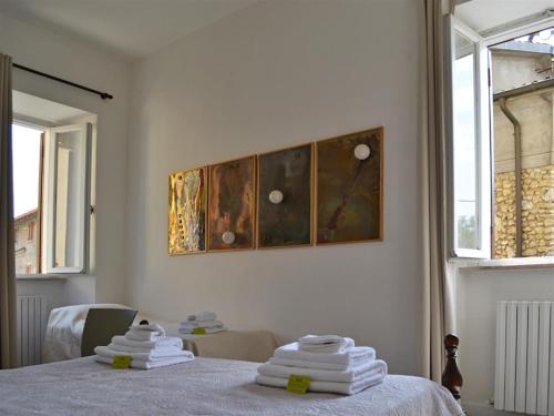 biały pokój ze stołem i ręcznikami w obiekcie B&B freemocco w mieście Deruta