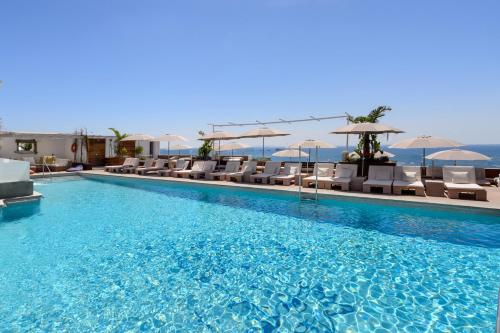 
a large swimming pool in a resort setting at Hotel Cenit & Apts. Sol y Viento in Ibiza Town
