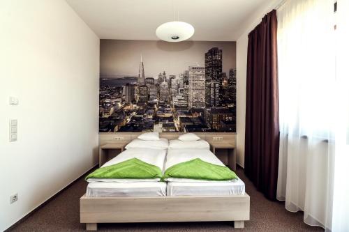 Postel nebo postele na pokoji v ubytování Ipari Park Panzió