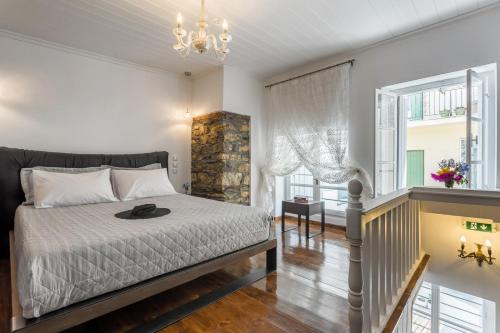 sypialnia z łóżkiem i oknem w obiekcie EVAGELIA'S APPARTMENT w mieście Skopelos