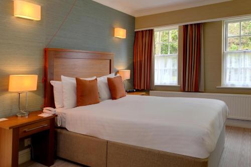 Una cama o camas en una habitación de Best Western Moore Place Hotel