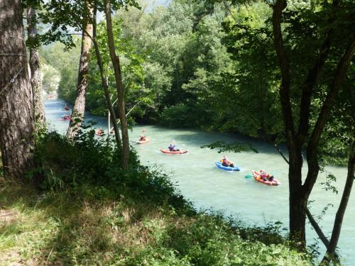 Un groupe de personnes en bateau sur une rivière dans l'établissement Huttopia Gorges du Verdon, à Castellane