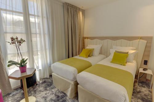 Ένα ή περισσότερα κρεβάτια σε δωμάτιο στο Best Western Plus Comedie Saint Roch