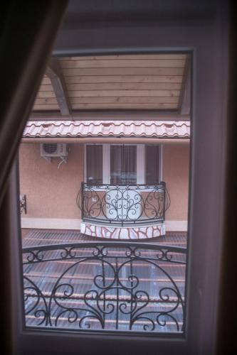 Un balcón o terraza en Mirage Hotel