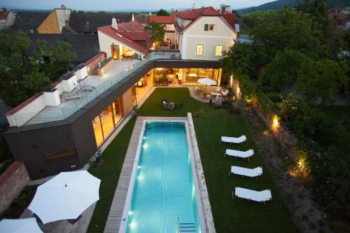 an aerial view of a house with a swimming pool at Hotel Landhaus Moserhof in Gumpoldskirchen