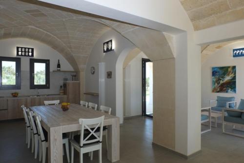 オートラントにあるVilla Baia dei Turchiのダイニングルーム、キッチン(テーブル、椅子付)