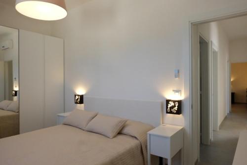 オートラントにあるVilla Baia dei Turchiのベッドルーム1室(ベッド1台、ライト2つ付)