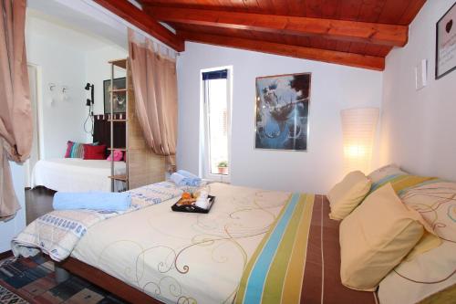 ein Schlafzimmer mit einem Bett in einem Zimmer in der Unterkunft Apartments Villa Nikola in Rovinj